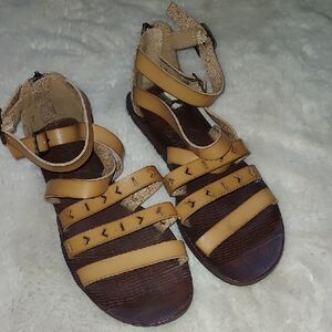 NWOB Blowfish Tan Strappy Sandalsfish Size 7